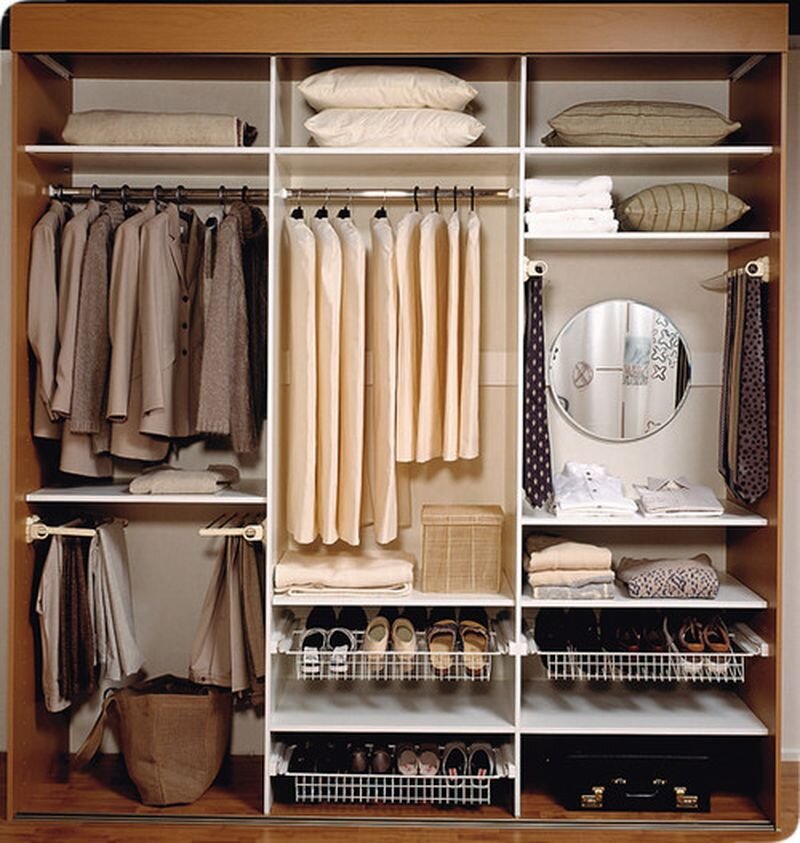 Купить шкаф-купе. Вариант внутреннего наполнения.