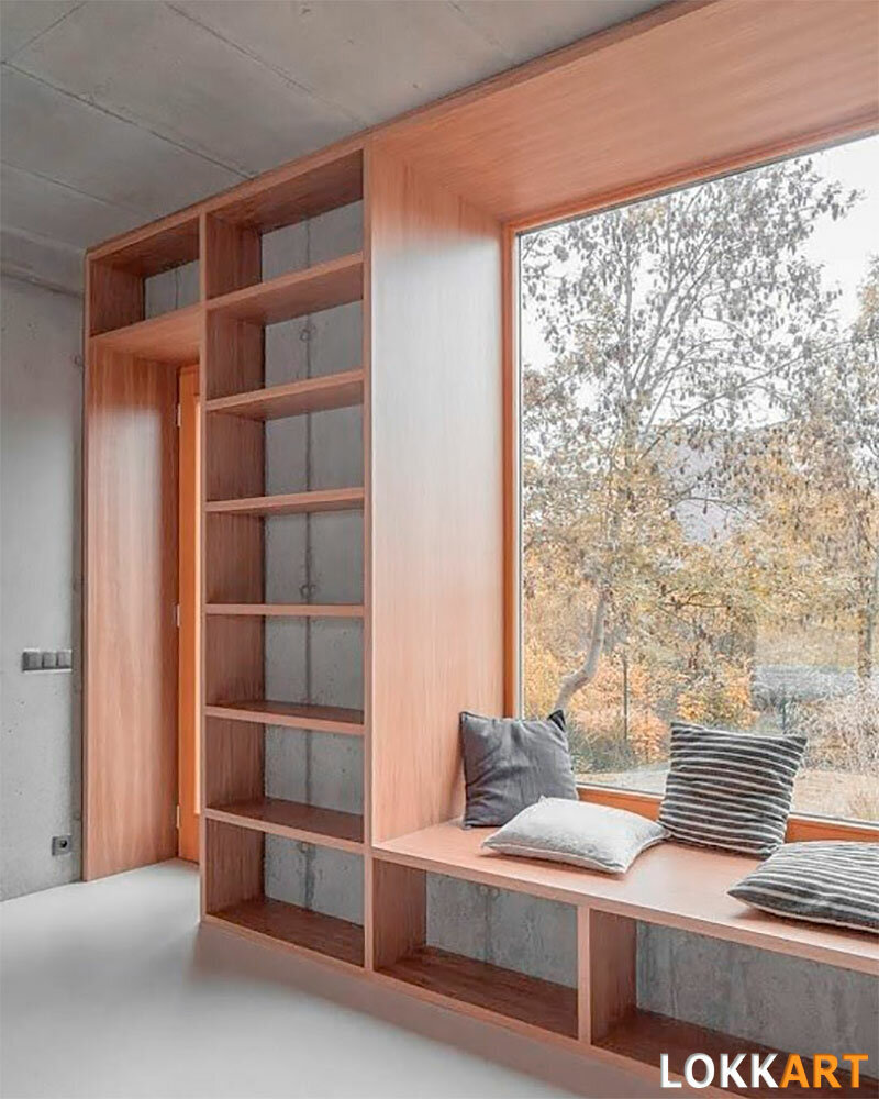 Нестандартное решение: полка для одежды, совмещенная с подоконником