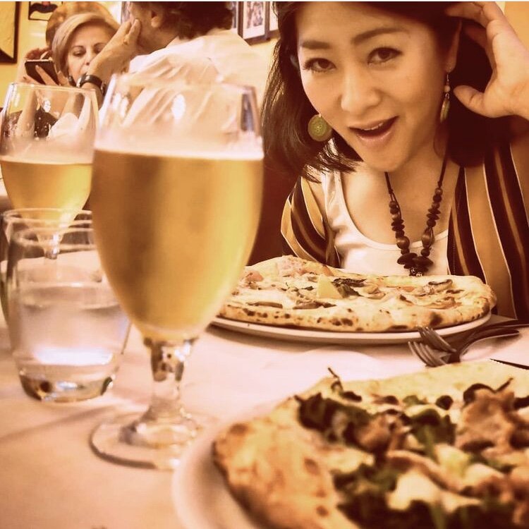 В школу постоянно приходят новые студенты из азиатских стран, на начальном этапе изучения языка им помогает английский язык. Преподаватели часто объясняют какие-то вещи с обращением к английскому 