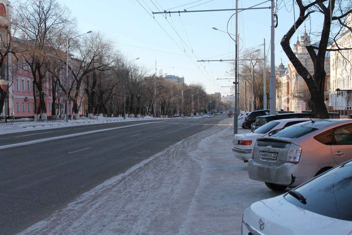 Это в выходной. В будни бы штуки три-четыре машины в кадр попали). Фото 2015 года