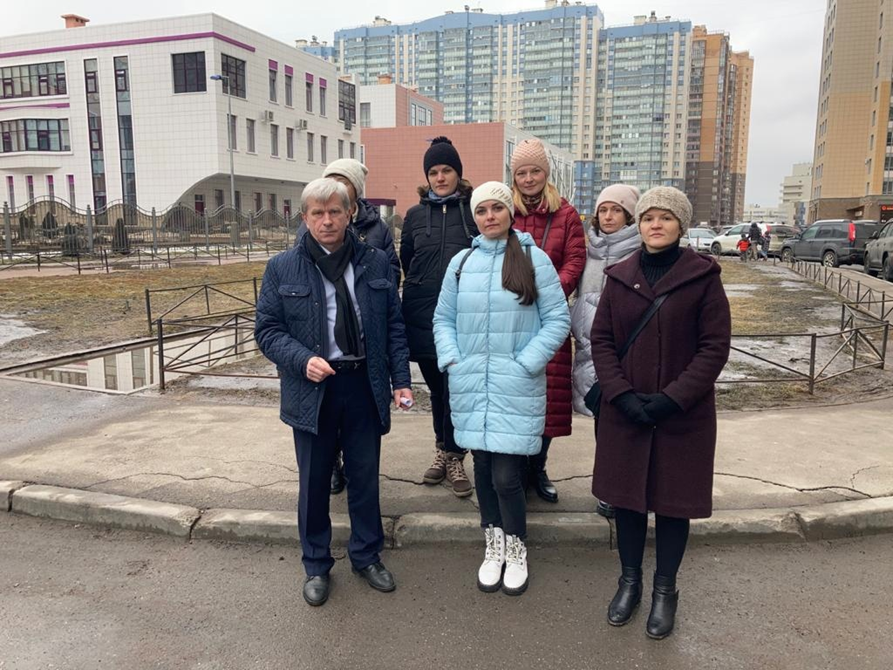 Активисты, благодаря, которым школа возвращена.