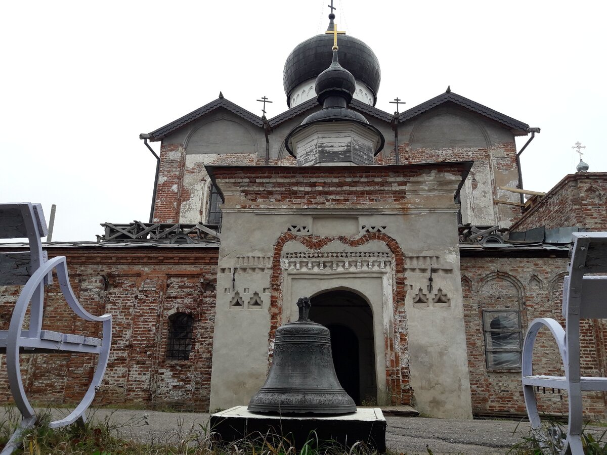 Вход в Троицкий собор Михайло-Клопскогомонастыря