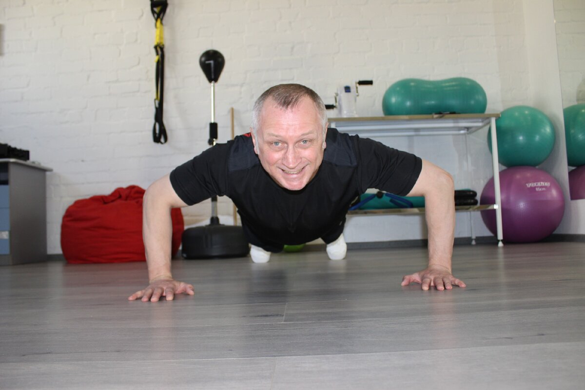 На фото мне 52 года. Оно было сделано на работе в карантин, весной 2020 года. 