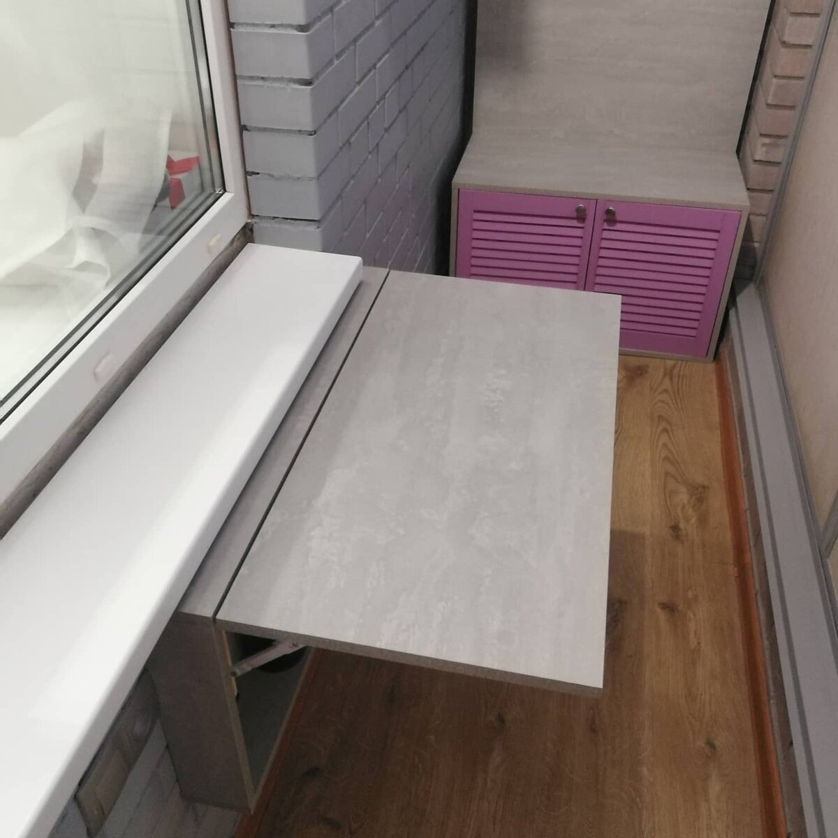 Раскладной столик с полками под посуду, смонтированный на внутреннюю стену балкона