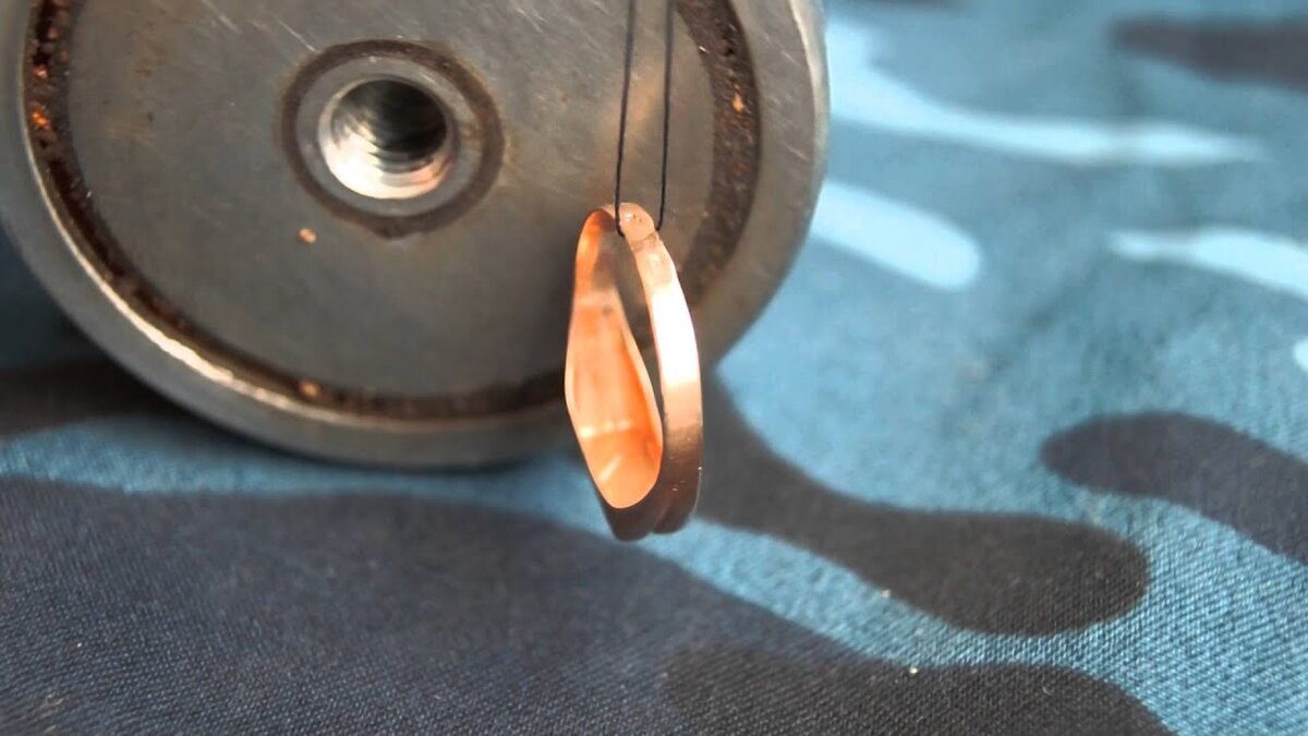 проверка золота магнитом.