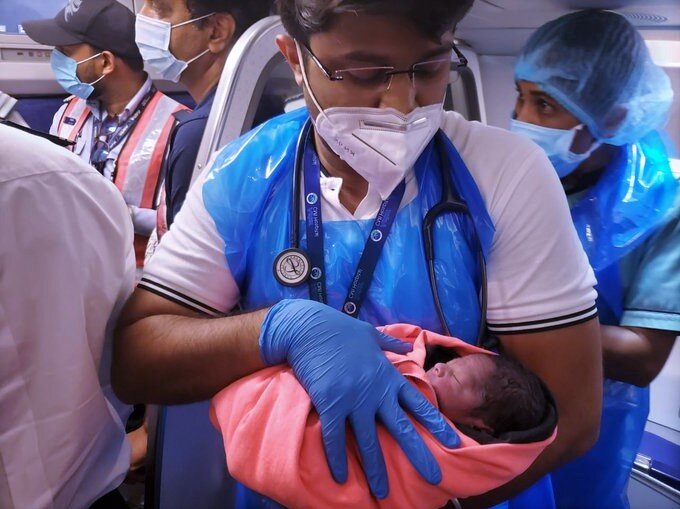 Это Акушер-гинеколог который оказался по совпадению на этом же рейсе.