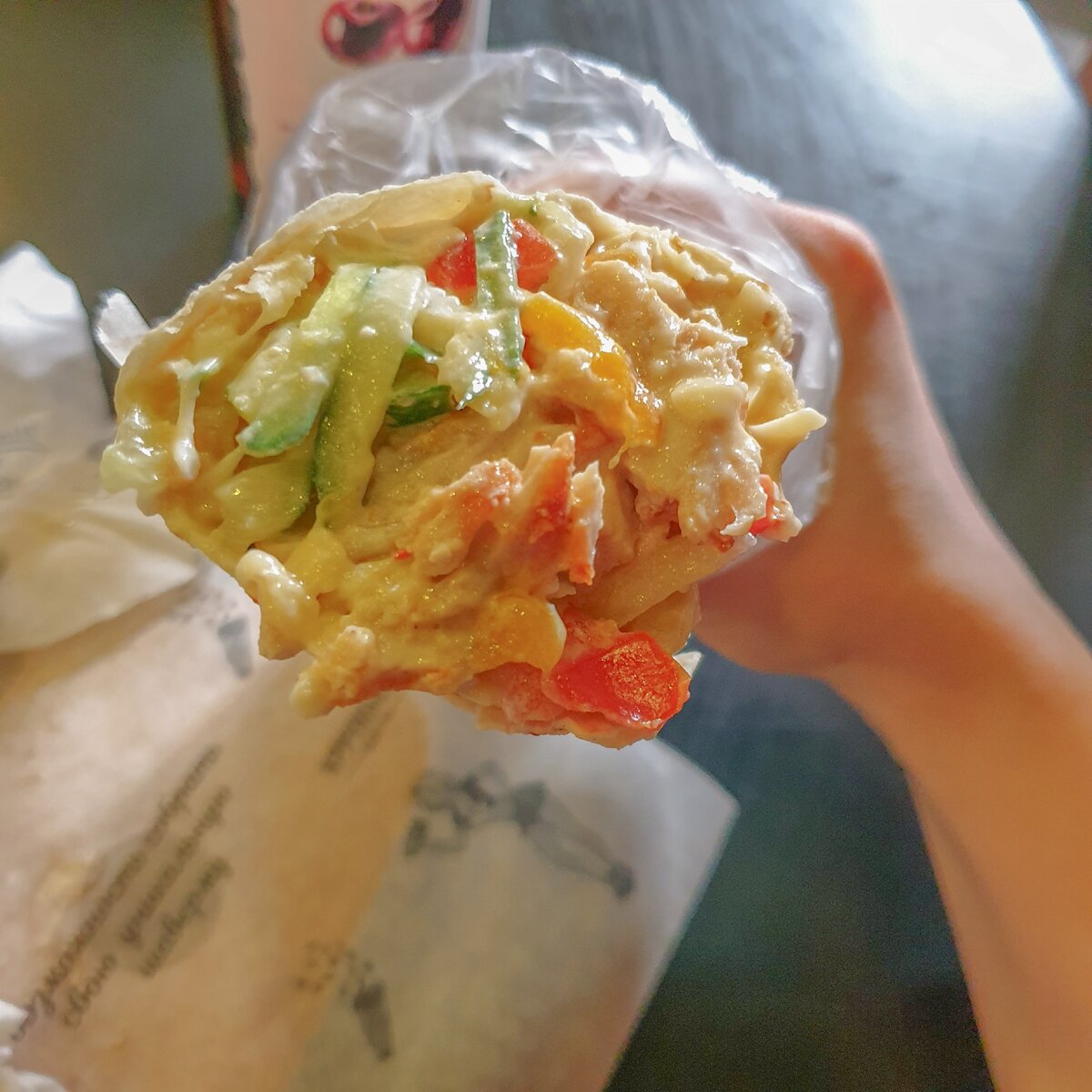 Это Гавайская шаверма. Здесь есть кусочки манго и ананаса. Необычно и вкусно. 