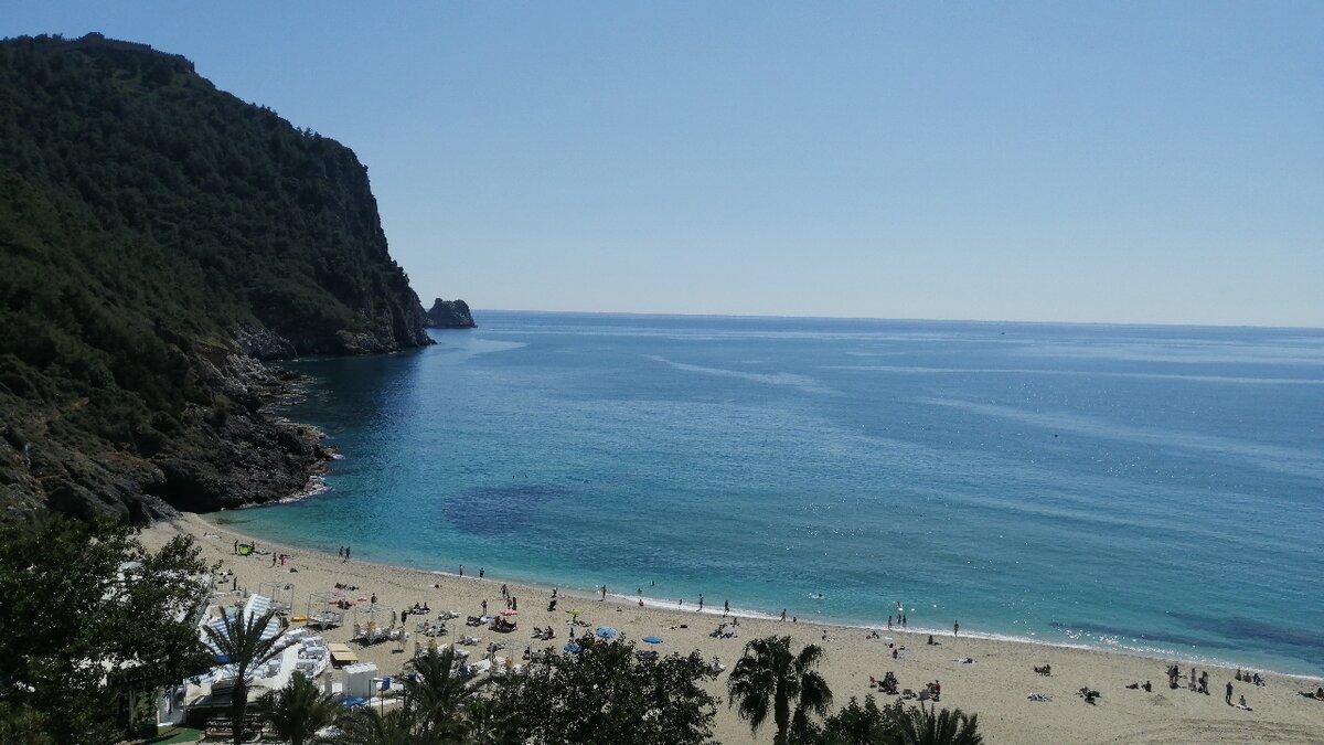 Пляж Дамлаташ в Алании в марте. Вода 18С, воздух 23С.