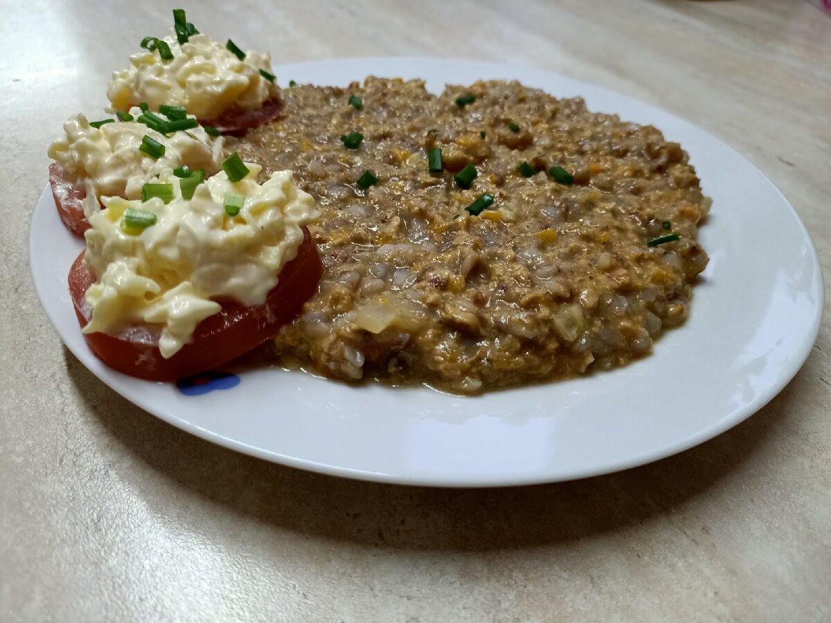 гречка с подливой и с помидорами