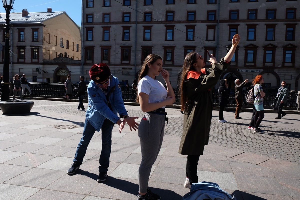 Туристы в Петербурге у Спаса-на-крови. Фото: Михаил Борисов