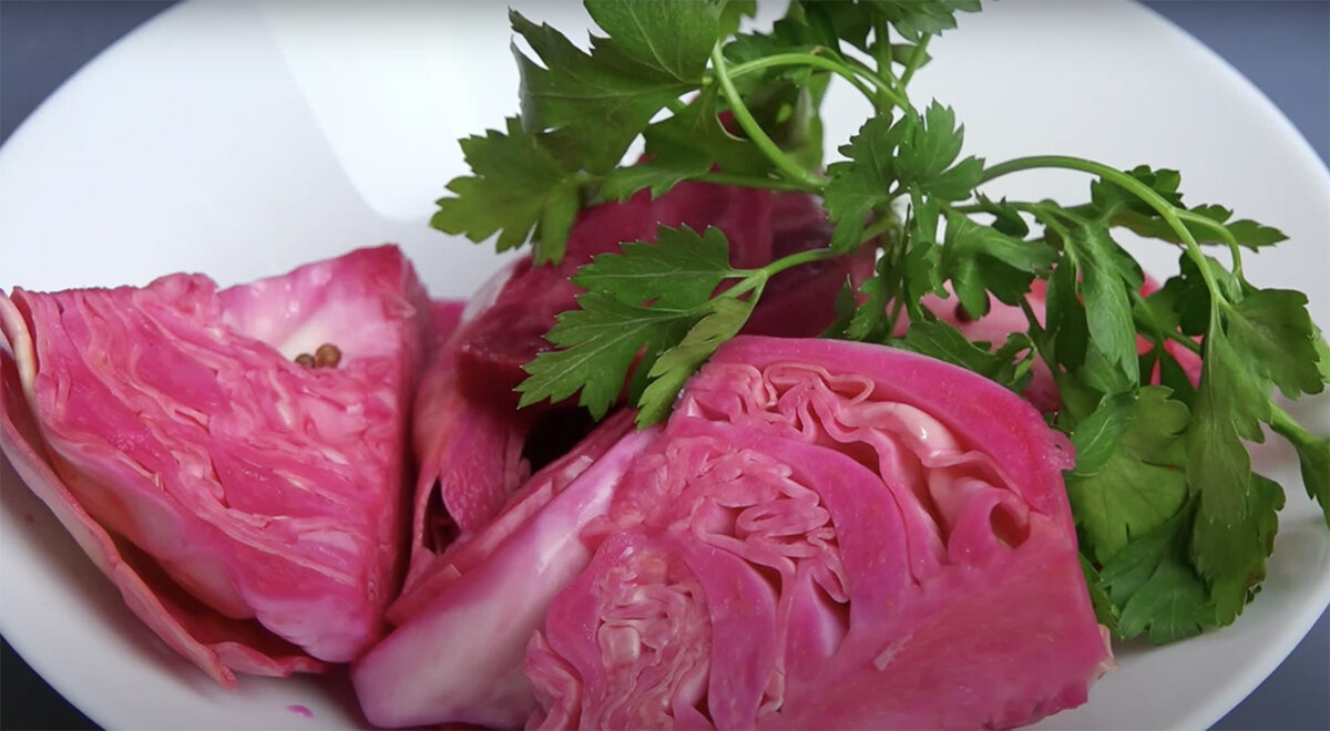 Капуста минутка. Капуста соленая со свеклой. Маринованная капуста. Красная капуста маринованная. Капуста по-грузински