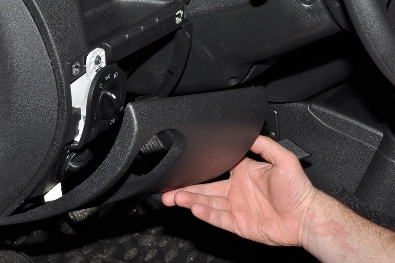  При выключенном зажигании снимаем крышку монтажного блока предохранителей и реле с панели приборов.