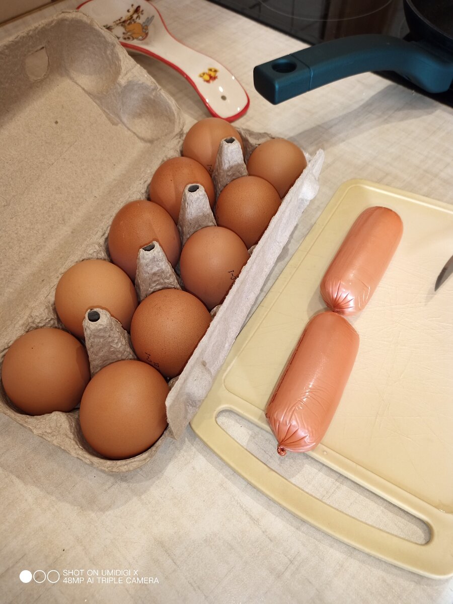 Очищаем сосисоны и нарезаем сначала пополам, потом вдоль