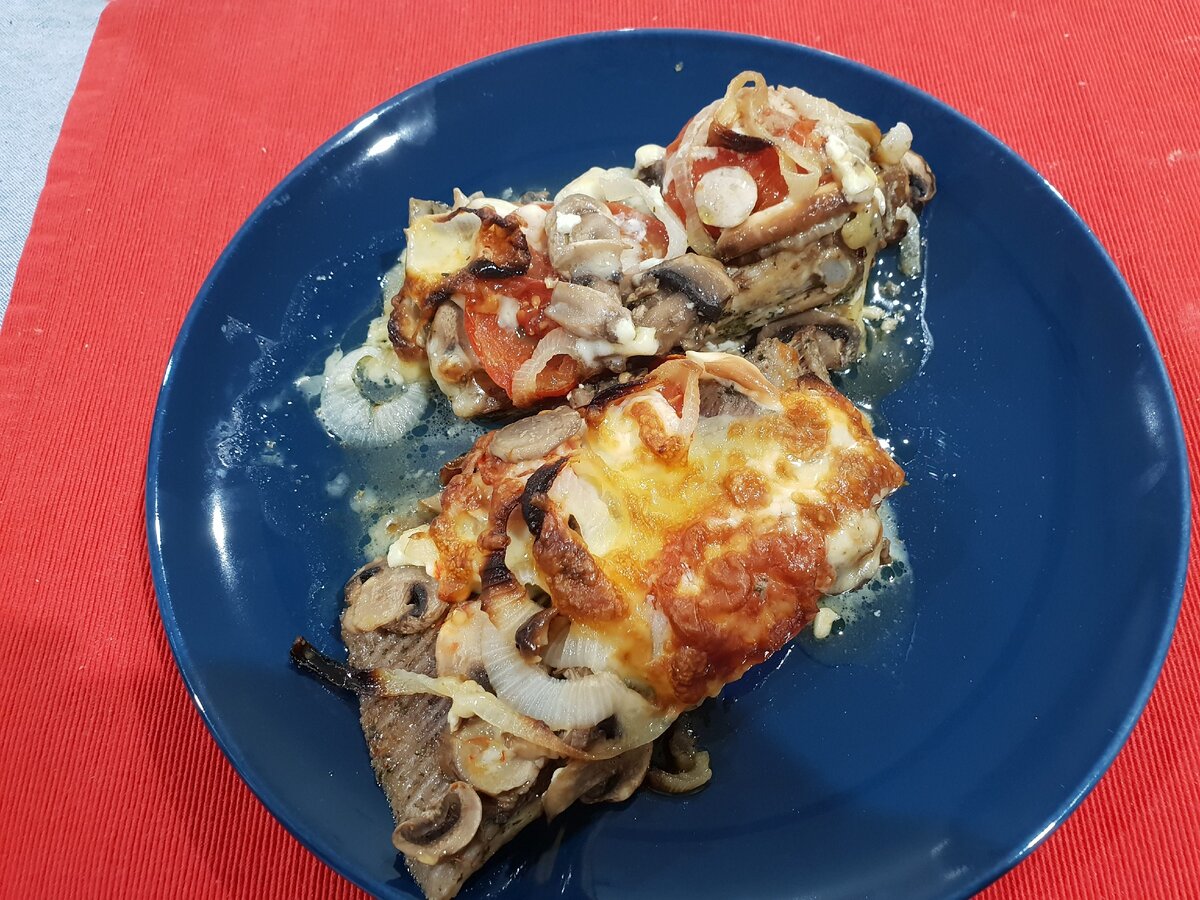 Запеканка из ската-хвостокола. Привез с рыбалки в океане. Очень вкусная и мясистая рыба, вообще без костей. Грибы, лук, помидоры, сыр, каперсы (они обязательны!).