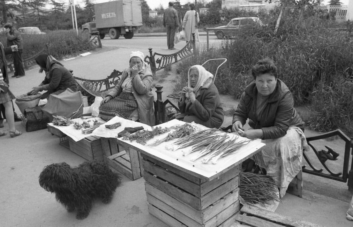 Стихийный рынок в Магадане, 1993 год, фото Расула Месягутова