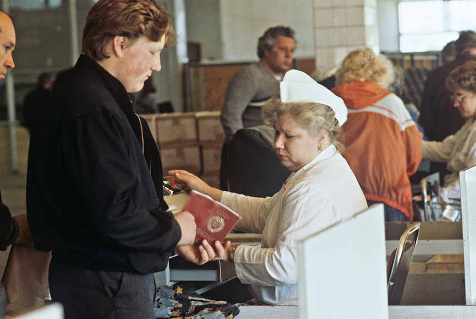 Алексей Лютых (Москва, в 1991 году — сотрудник правоохранительных органов): 
Торговля товарами в Москве проводилась по паспортам с московской пропиской