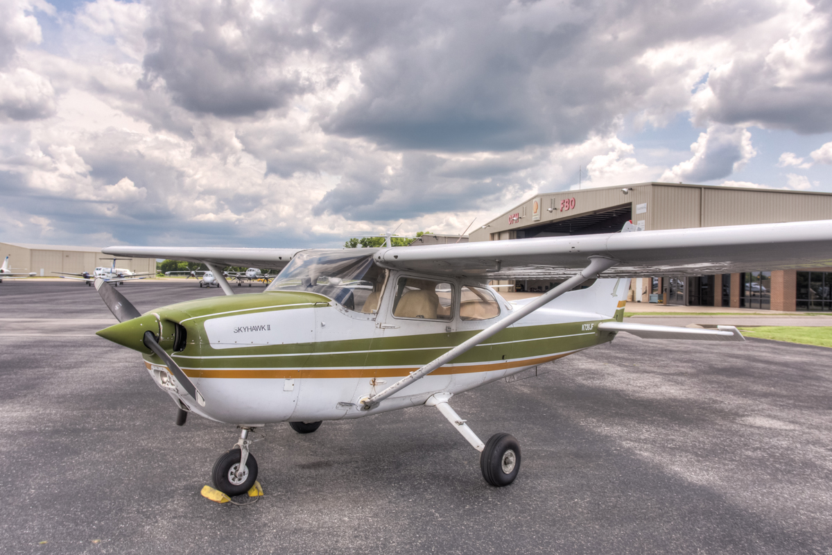 Самой массовой самолет. Cessna 172. Cessna 172 амфибия. Cessna 172 n5010. Cessna 172 крыло.