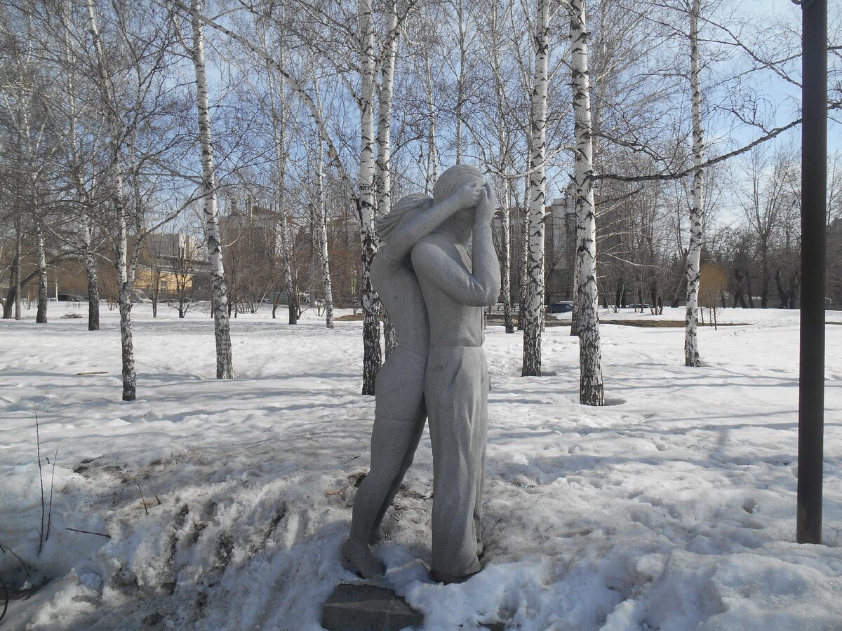 14 апреля новосибирск. Сквер ГПНТБ Новосибирск. Скульптура первое свидание в Новосибирске. Новосибирск в апреле. Новосибирск весной.
