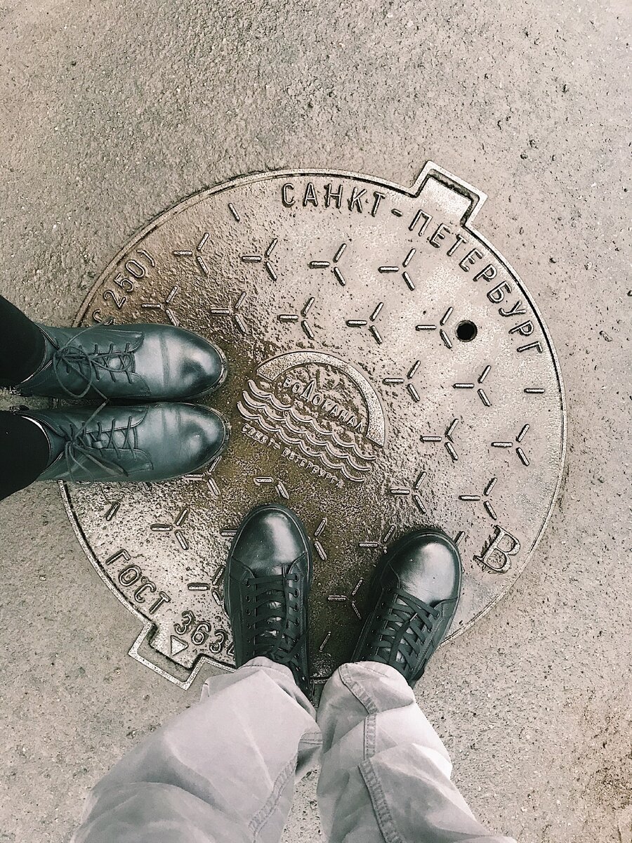 2021, прогулка по центру, нашли интересный люк.