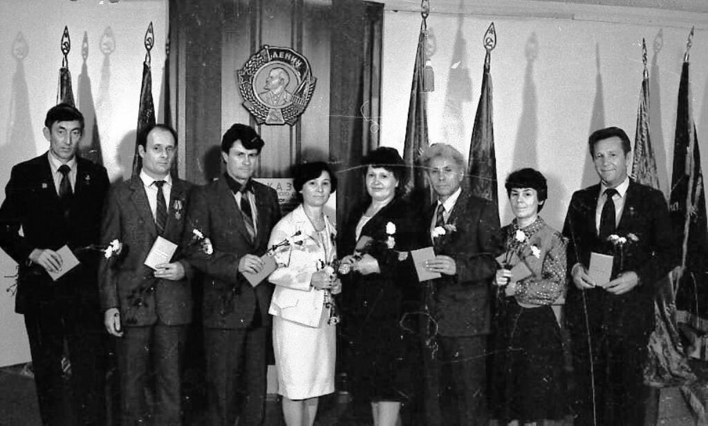 Слева направо: 1. Гарифуллин Варис Вакильевич - водитель  управления автомобильного транспорта (УАТ) КАМАЗа. 2. Воробьев Василий Григорьевич - наладчик  агрегатного завода. 3. Чуркин Геннадий Ильич - начальник отдела ПромУКС 4. Иванова Людмила Николаевна – старший инженер управления подготовки кадров (УПК) КАМАЗа. 5. Шимкевич Мария Яковлевна - заведующая яслями-садом  управления дошкольных учреждений (УДУ) КАМАЗа. 6. Сафиуллин Рустам Гатауллович - начальник отдела  проектного управления. 7. Александрова Раиса Яковлевна - штамповщица  прессово-рамного завода. 8. Кривоносов Константин Васильевич - старший мастер управления главного энергетика (УГЭ) КАМАЗа