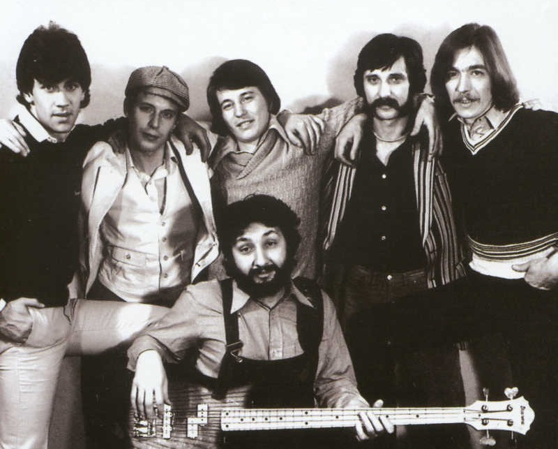 разные люди слушать.