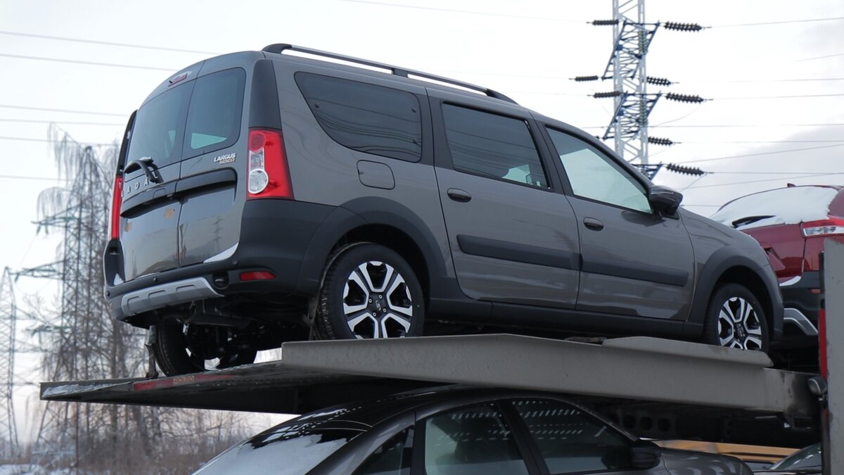 Новый Lada Largus Cross на автовозе. 