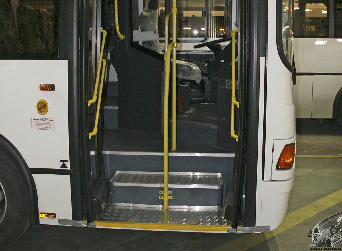 На входе у него – две ступеньки, а кабина водителя отделена от салона лишь частично