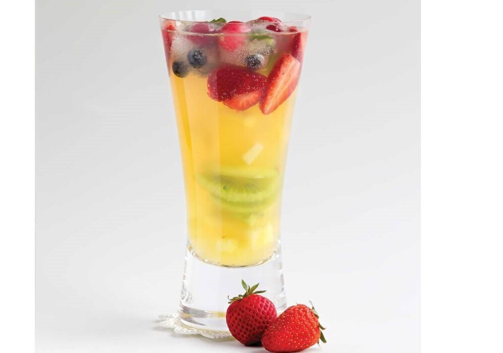 Если ягоды крупные, можно порезать на 4 части.