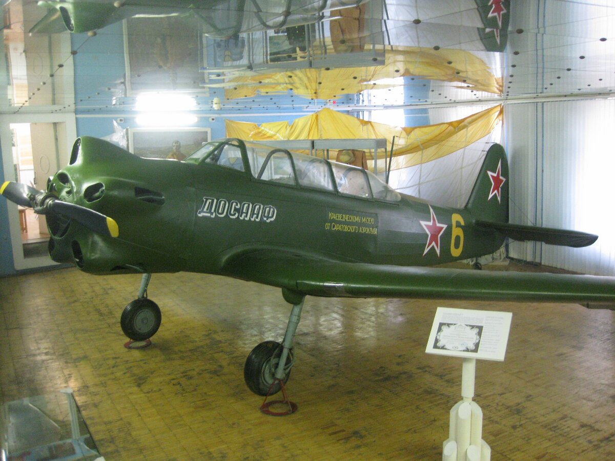 Первый самолет юрия гагарина. Гагарин на як 18. Самолет як-18 Гагарина.