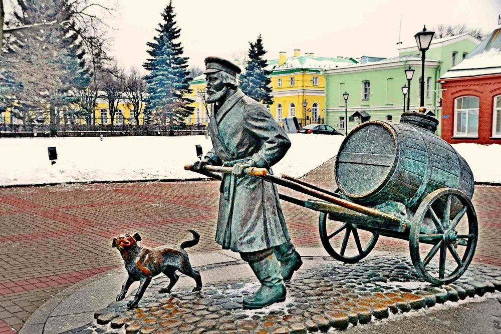 Памятник водовозу СПБ. Бочка водовоз. Памятник водовозу в Казани. Скульптура водовоз с собакой.