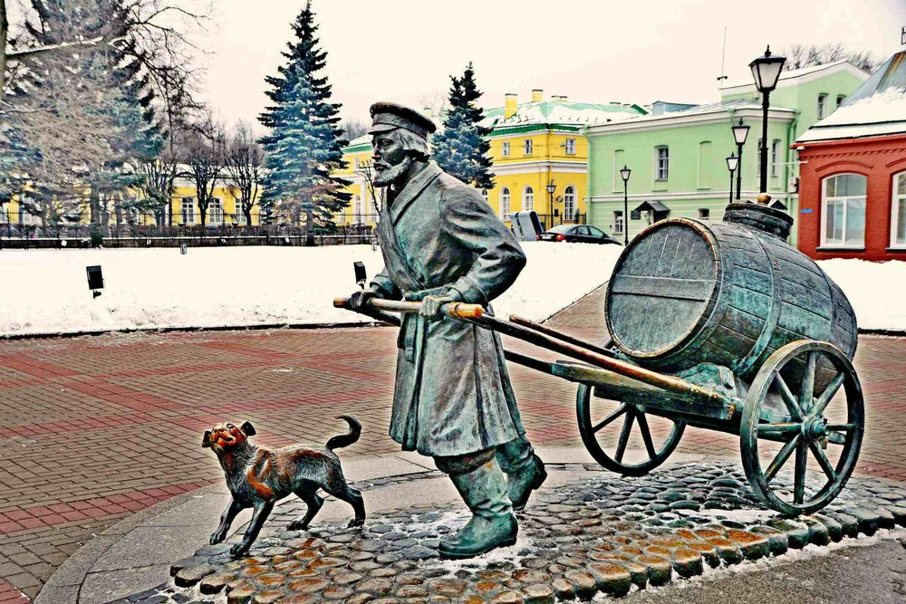 Про водовоза. Памятник водовозу СПБ. Бочка водовоз. Памятник водовозу в Казани. Скульптура водовоз с собакой.