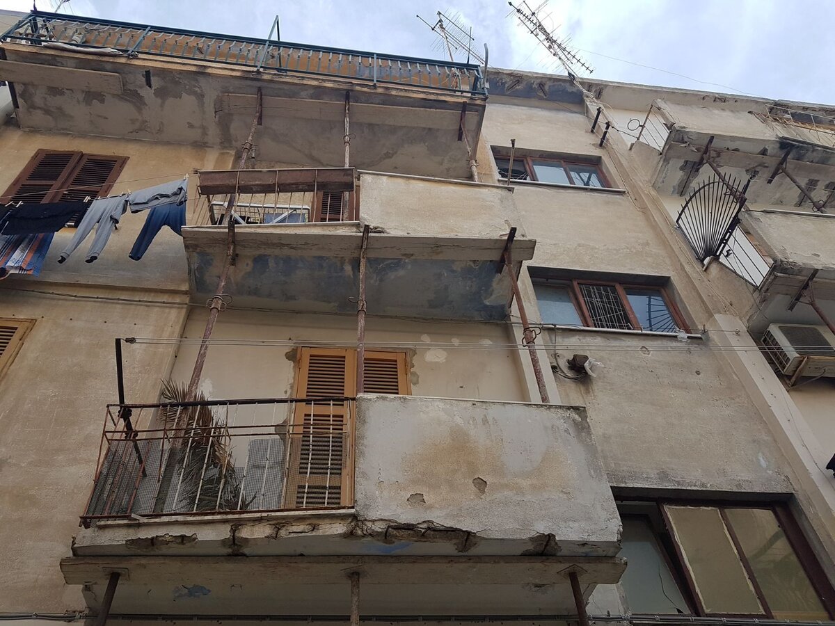 чаще всего подобные дома в Италии выглядят не очень (фото – ilcrotonese.it)