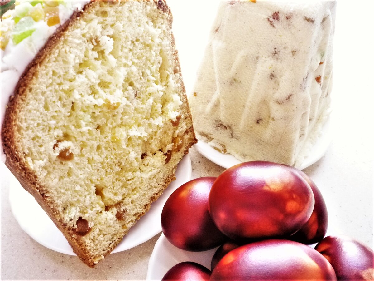 Русское пасхальное угощение: куличи, творожные пасхи, крашенные яйца.