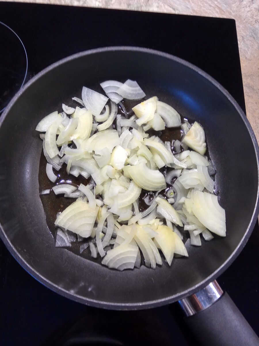 Обжариваем лук до прозрачности.