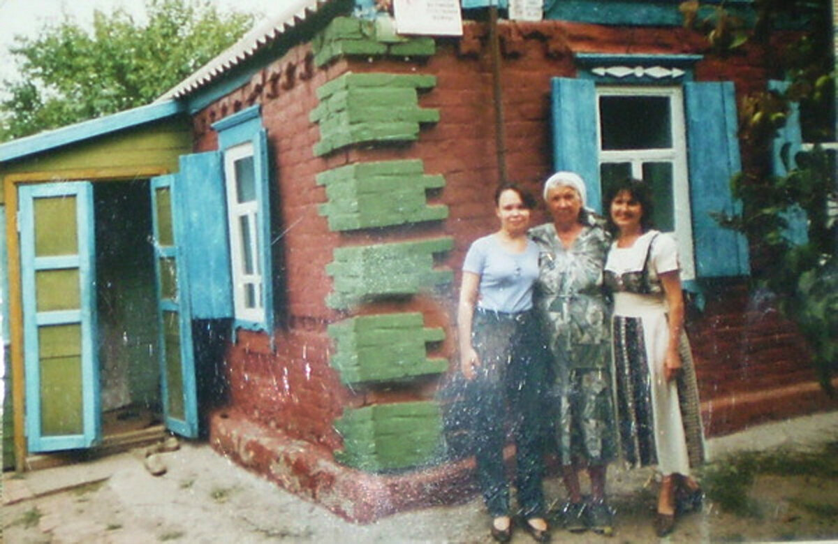 На фото дом дедули и бабули (я, бабушка, мамуля). Довольно крепенький)) Бабушка в немалой степени сама принимала участие, потому как у деда ранение в руку. Бабуля моя вообще героиня. в войну была зенитчицей!!