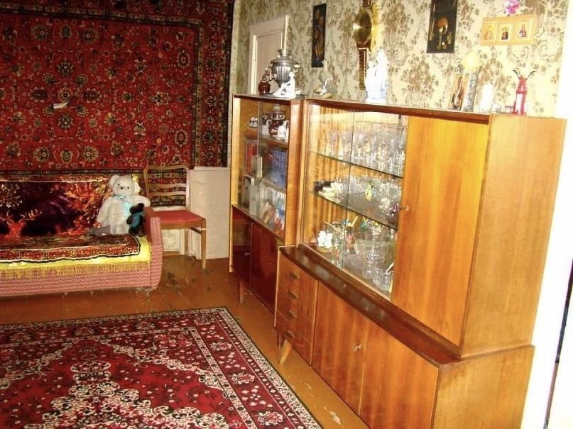 Так выглядит гостиная. Только ковер со стены сняла. 