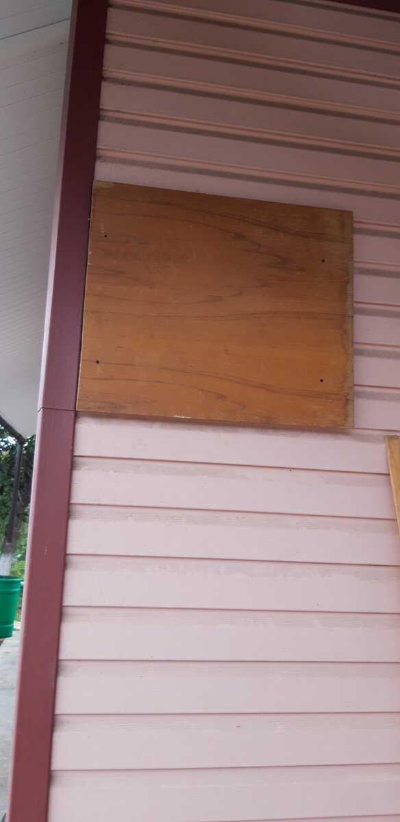 Щит на стене