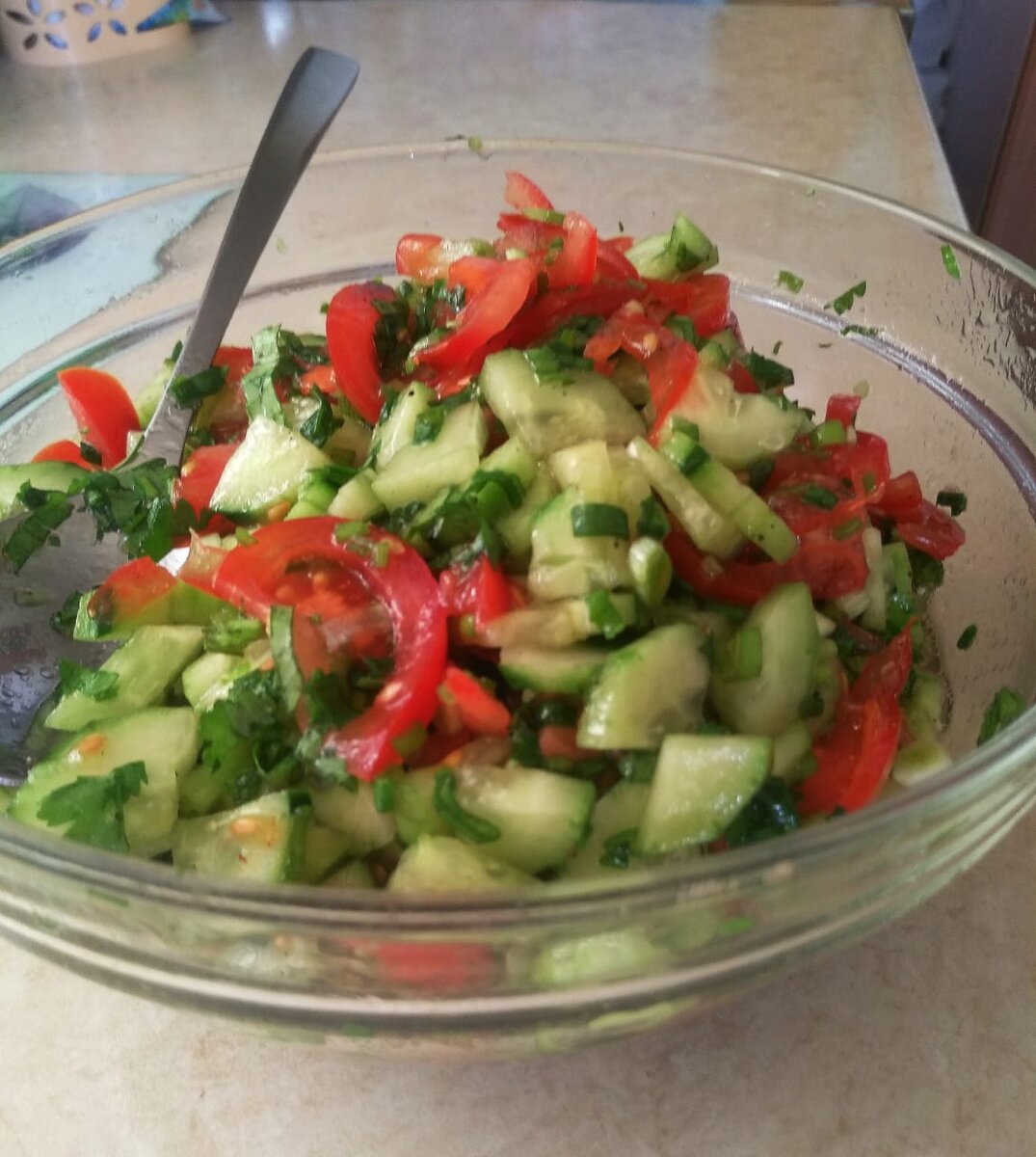 Овощи и зелень подсолите, заправьте перчиком и добавьте любое растительное масло. Верх гурманства - добавить в салат оливковое или кунжутное масло. ))