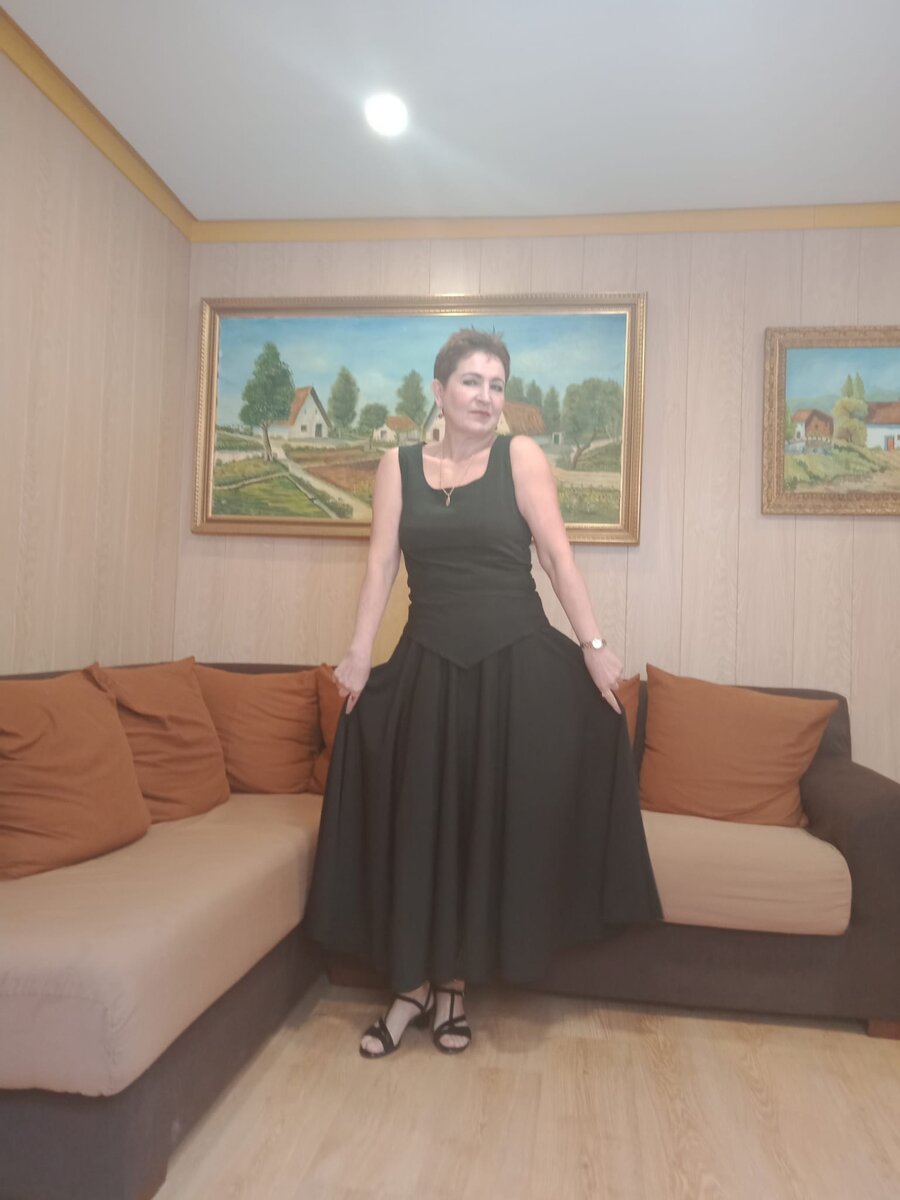 Этот же чёрный топ, но  с чёрной юбкой-солнце, которая по низу имеет шесть метров ткани. В боковых швах юбки обязательно вшила два потайных кармана. Можно добавлять любые цвета для контраста. 