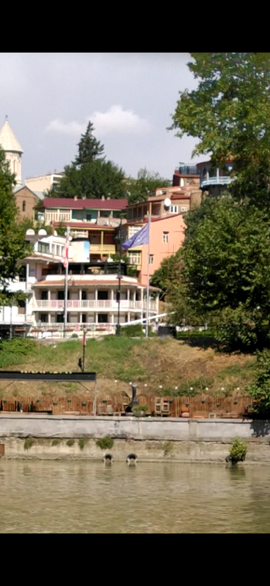 Набережная реки Куры в городе Тбилиси. Сделана мной в 2020 году.