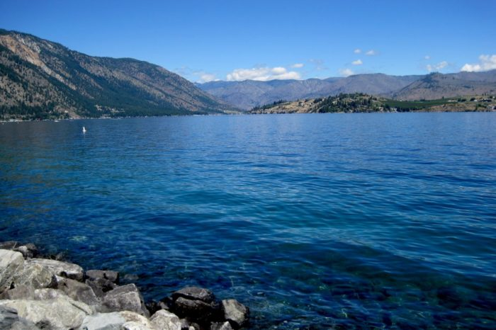 Это вторая часть серии статей под общим названием «30 самых глубоких озер в мире».  Продолжаем выпуск.
6. Озеро Челан
Озеро  географически принадлежит США, штат Вашингтон.-2
