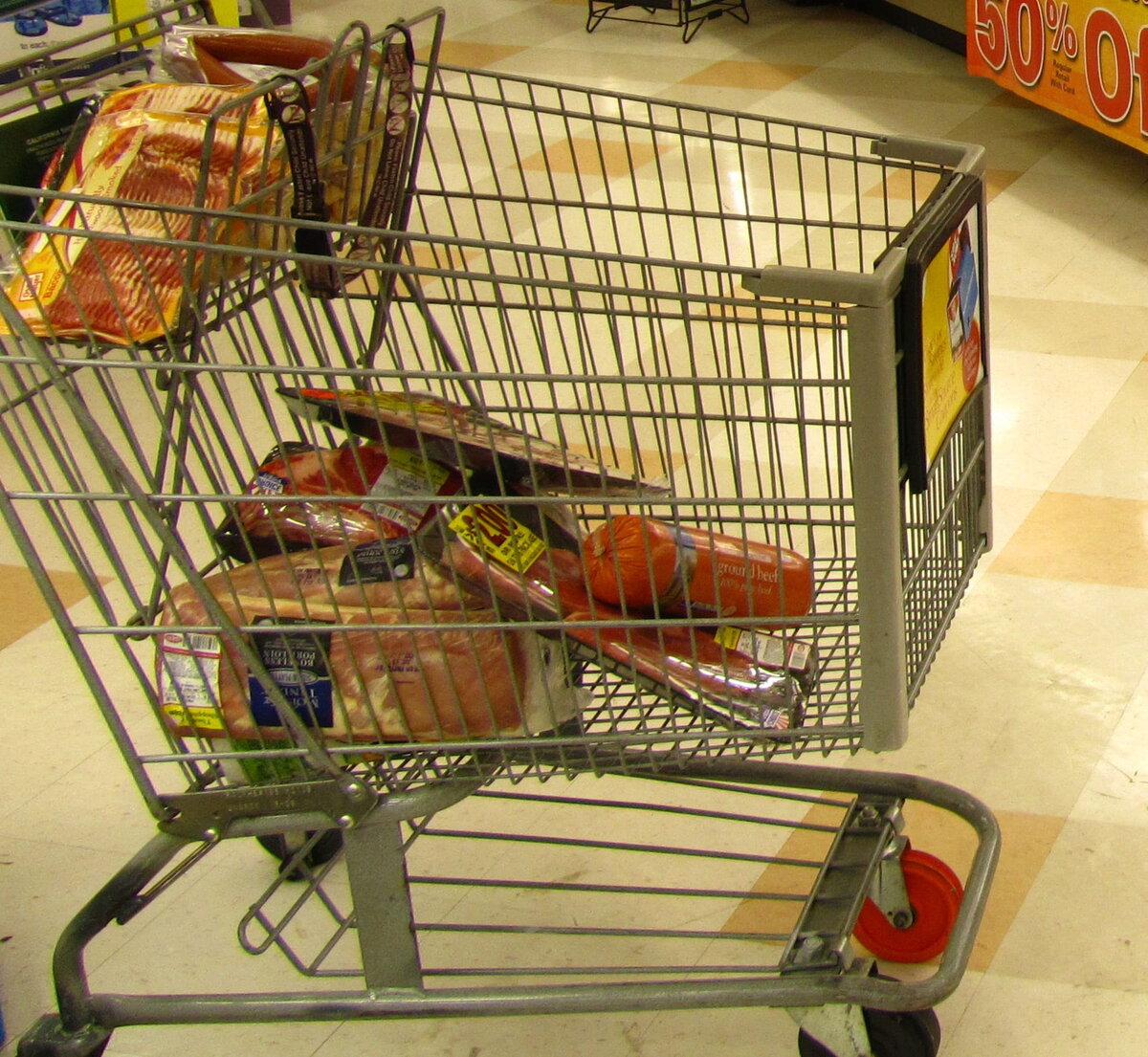 Среди продуктов питания могут оказаться не только продукты первой необходимости
