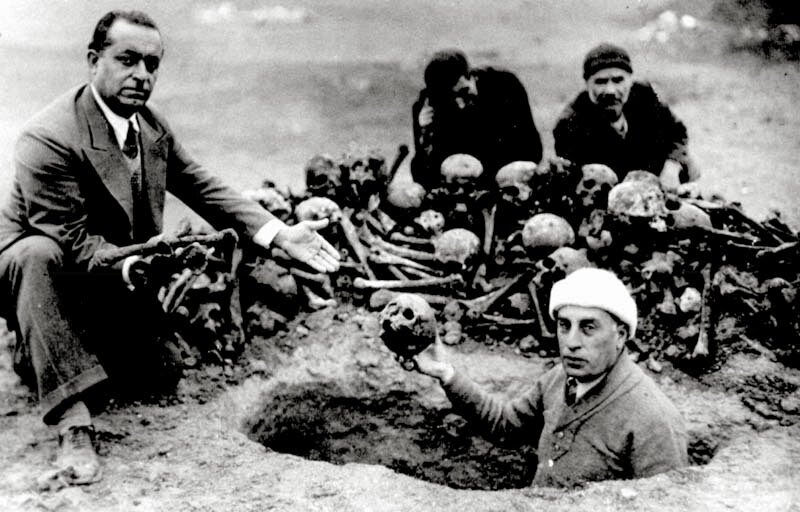 Группа людей, извлекающих из земли останки армянских жертв, Дейр-эз-Зор, 1938. Фото из коллекции Национального архива Армении