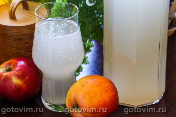 Холодный, кисло-сладкий, газированный, щиплющий за язык яблочный квас
