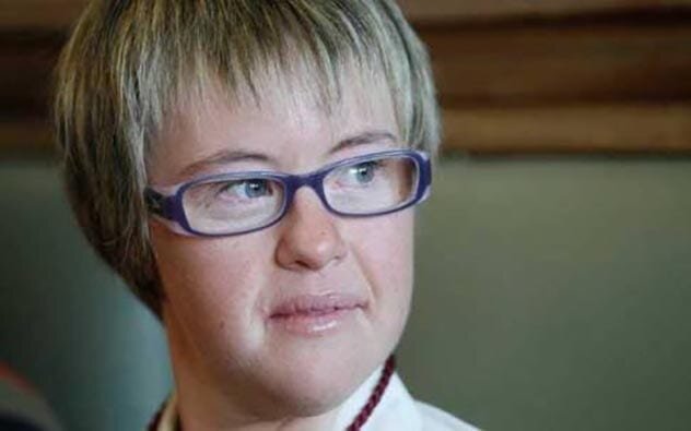 
Анхела Бачиллер начала свою политическую карьеру в 2011 году, когда начала работать в мэрии испанского города Вальядолид. Член Народной партии, Бачиллер провел более двух лет в качестве административного помощника в мэрии, прежде чем баллотироваться на выборах в 2011 году. Хотя Бачиллер не получил место на этих выборах, заняв 18-е место на 17 доступных постах, она вступила в должность два года спустя, когда коррупционный скандал вынудил Хесуса Гарсию Гальвана уйти в отставку.
