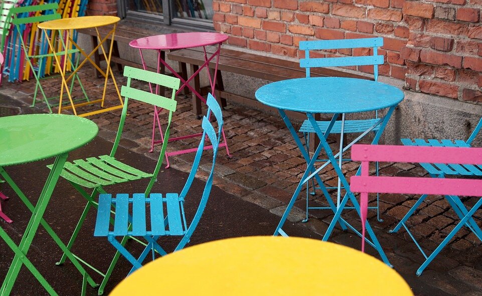 Картинка с https://pixabay.com/photos/furniture-rain-caf%c3%a9-empty-void-2313024/