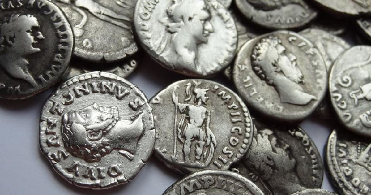 Деньги древнего рима. Древние монеты Рима. Монета древний Рим динарий. Римские серебряные монеты. Серебряные монеты римской империи.