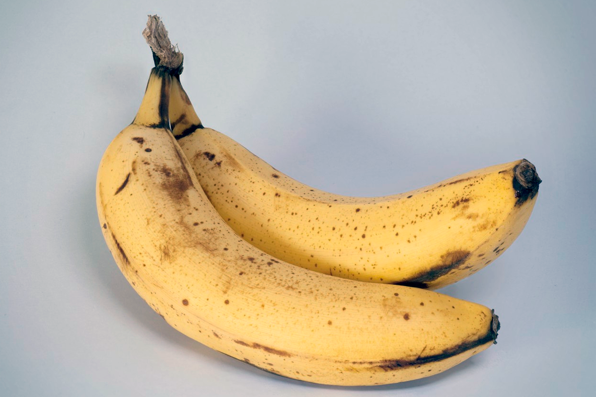 Желтый банан. Тигровые бананы. Спелый банан. Гигантский кавендиш бананы. Банан на белом фоне.