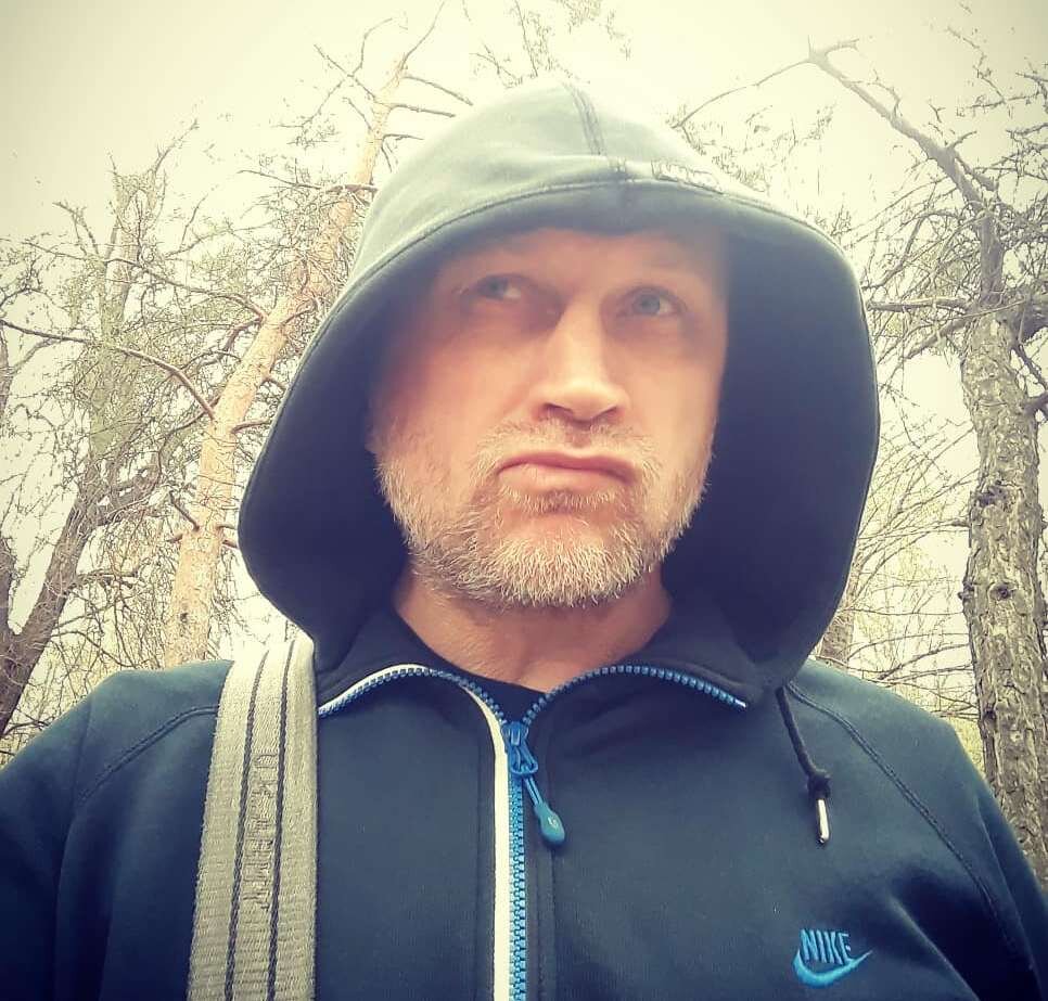 Привет, друзья! Это я, Андрей Подобедов, автор канала "LifeStrategy". Пытаюсь для иллюстрации изобразить из себя хитрого ворюгу. 