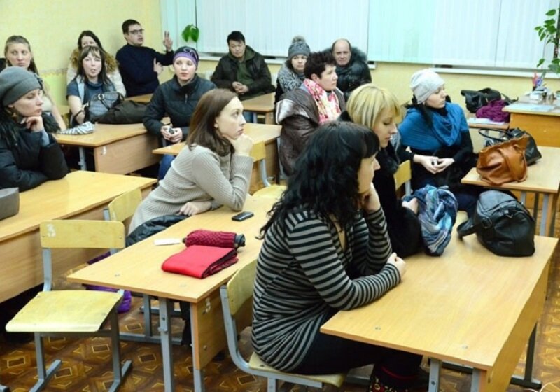 Собрание школьников. Собрание в школе. Родительское собрание в школе. Классное собрание в школе. Собрание учеников в школе.